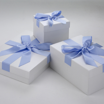 Die Accessoires-Boxen Pearly Stripes bewahren Ihre Hochzeitsschuhe, Kopfschmuck und sonstige Accessoires perfekt auf.